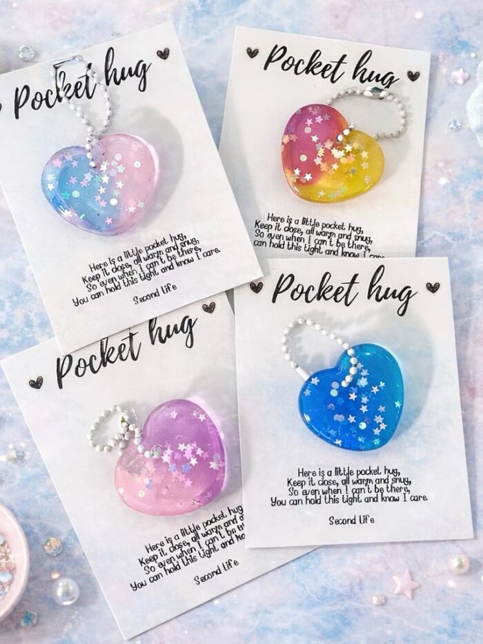 พวงกุญแจเรซิ่นแฮนด์เมด Pocket hug ลายหัวใจ มีหลายสี ของขวัญ ร่วมบริจาค 1 บาท ทุกชิ้นให้ผู้ป่วยจิตเวช