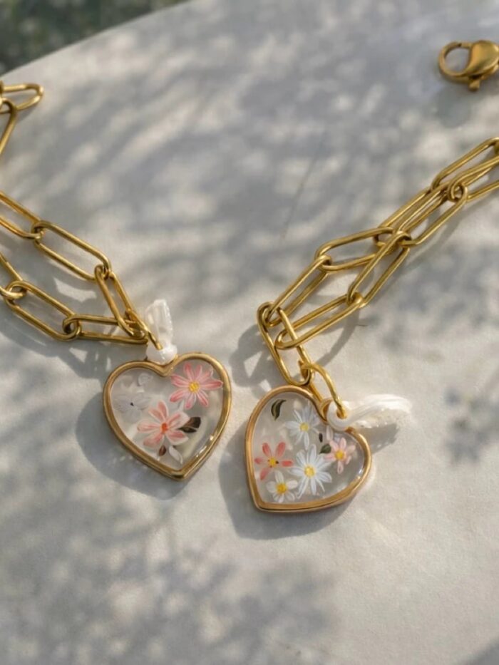 สร้อยข้อมือเรซิ่นจี้หัวใจ ด้านในเป็นดอกไม้ Bloom for you อะไหล่สีทอง ดีไซน์สวย